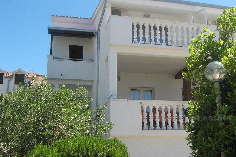 okolica Rogoznice. Kuća drugi red do mora