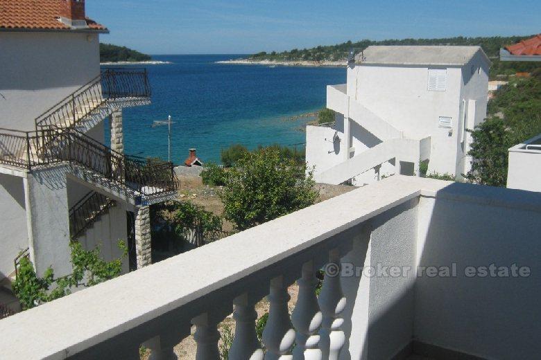 okolica Rogoznice. Kuća drugi red do mora