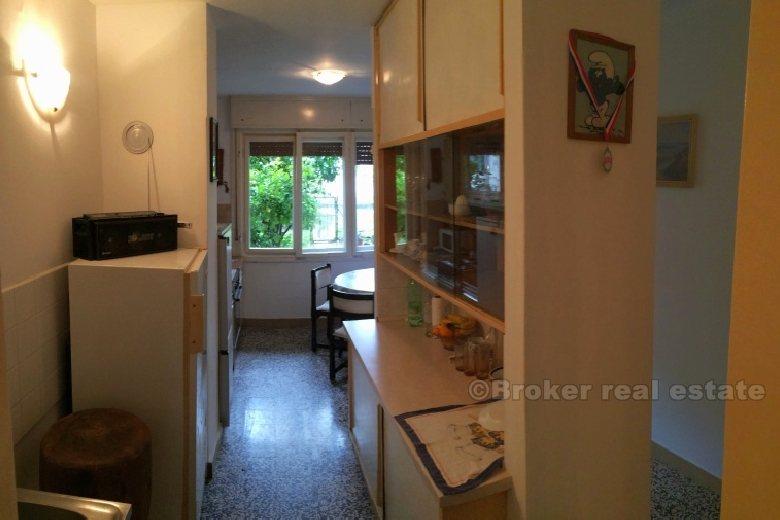 byen Split, tre roms leilighet med hage