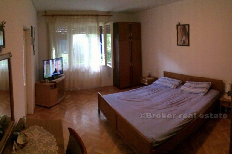 byen Split, tre roms leilighet med hage