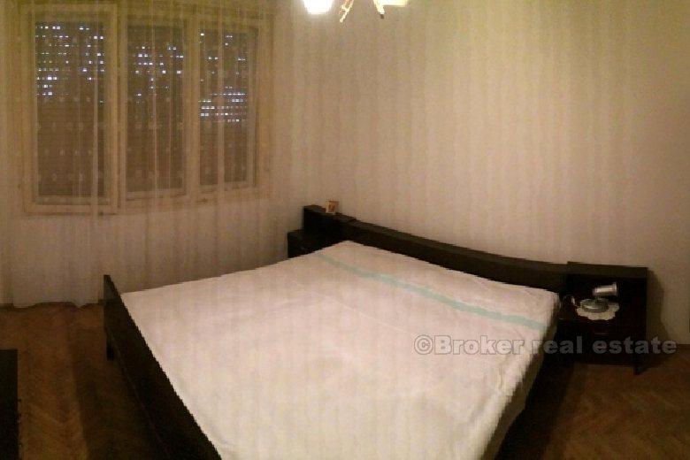 byen Split, tre roms leilighet med hage