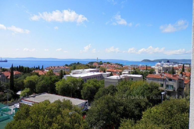 Miasto Split, wygodne trzypokojowe mieszkanie z widokiem