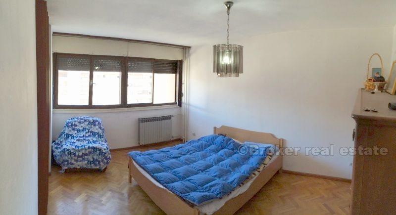 Miasto Split, komfortowy apartament z dwoma sypialniami z widokiem