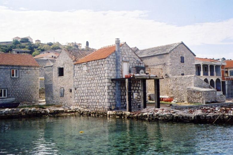 Vrgada, maison en pierre de la mer
