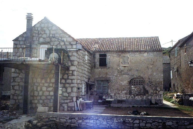 Vrgada, kamenný dům u moře