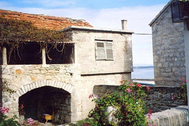 Vrgada, kamenný dům u moře