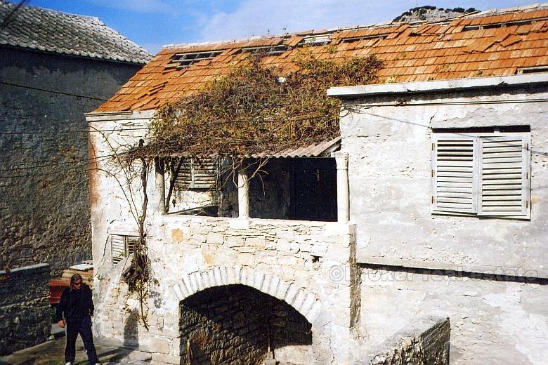 Vrgada, kamenný dům u moře