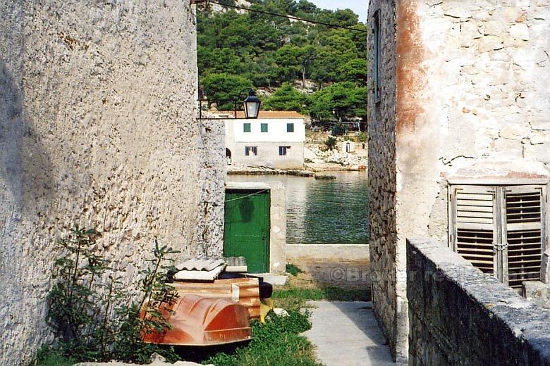 Vrgada, kamenný dům u moře