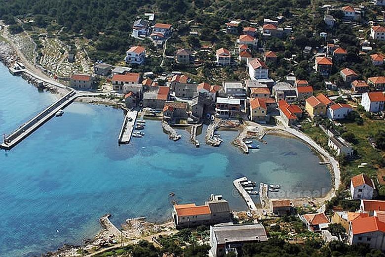 Vrgada, kamenný dům u moře