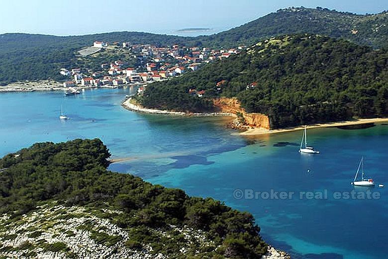 Vrgada, kamenný dům u moře