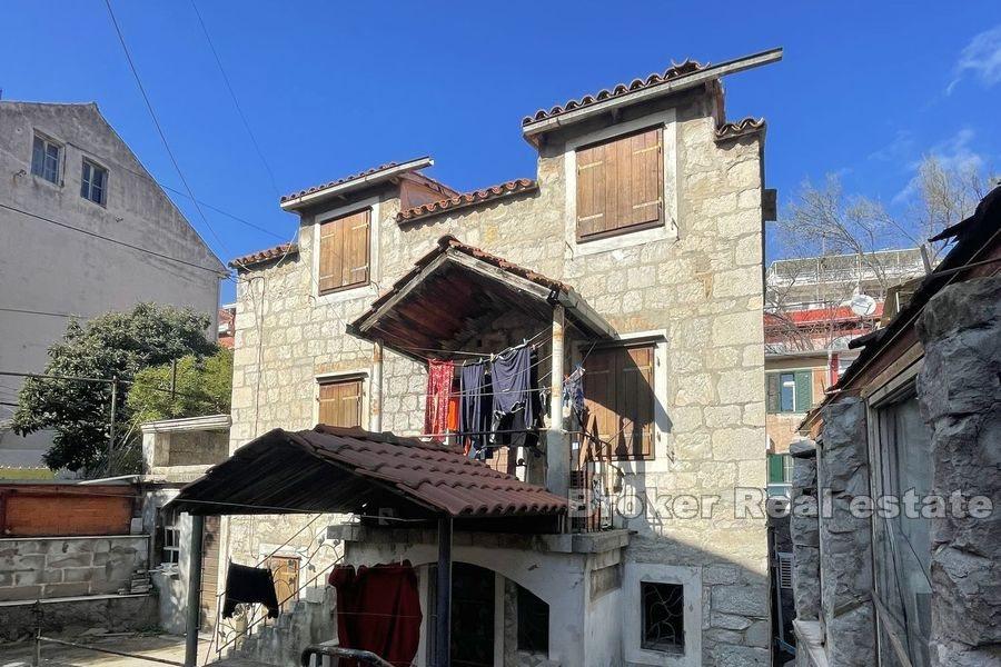 mesto Split, rodinný kamenný dom