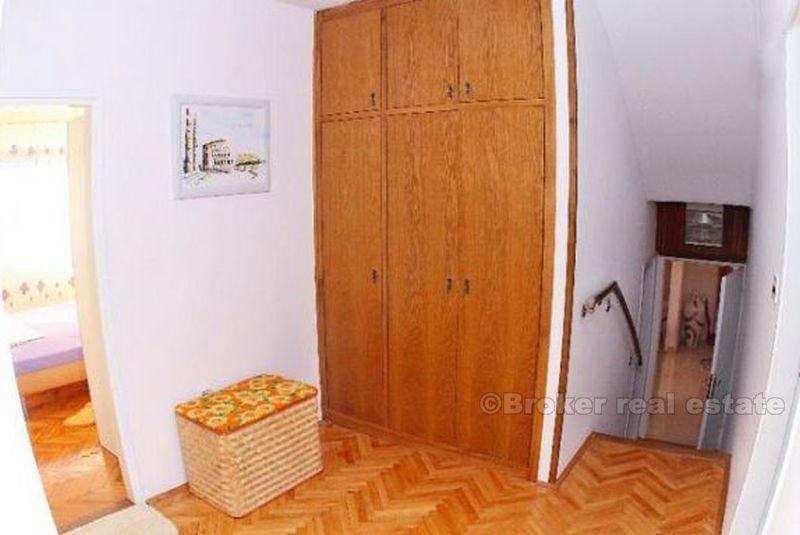 blizu Splita, moderan dvoetažni stan