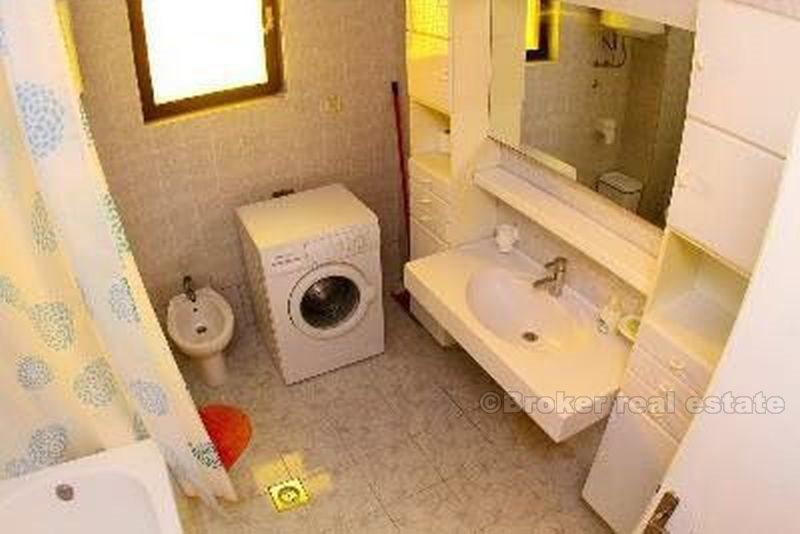 blizu Splita, moderan dvoetažni stan