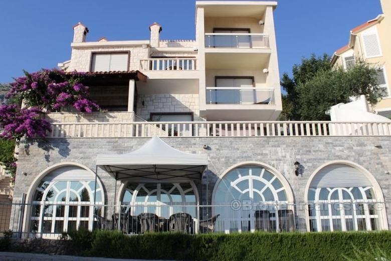 Omis. Villa su 3 piani