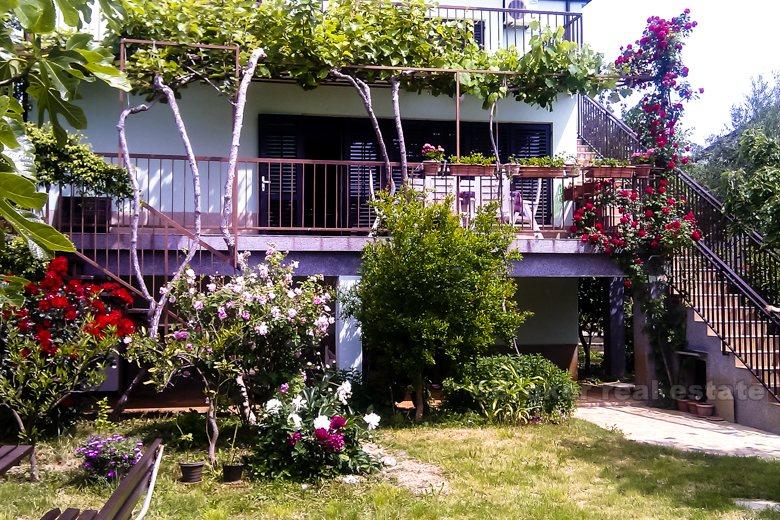 nedaleko Umagu. Samostatně stojící rodinný dům