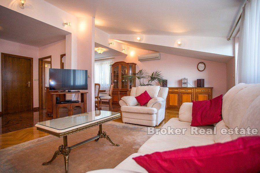 Split - Meje, elegantný strešný apartmán s 3 spálňami