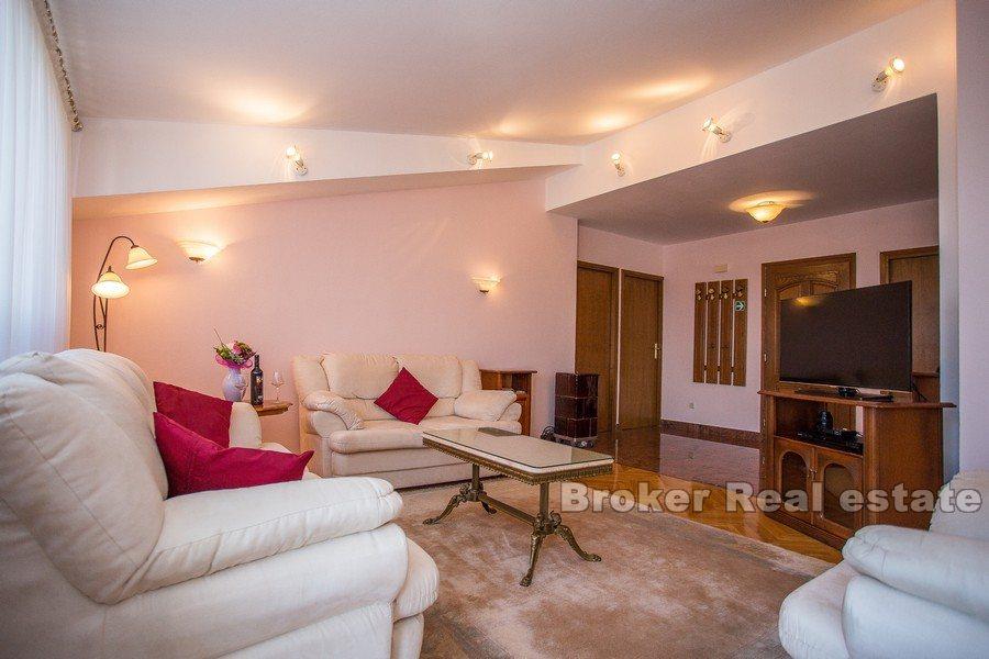 Split - Meje, elegantný strešný apartmán s 3 spálňami