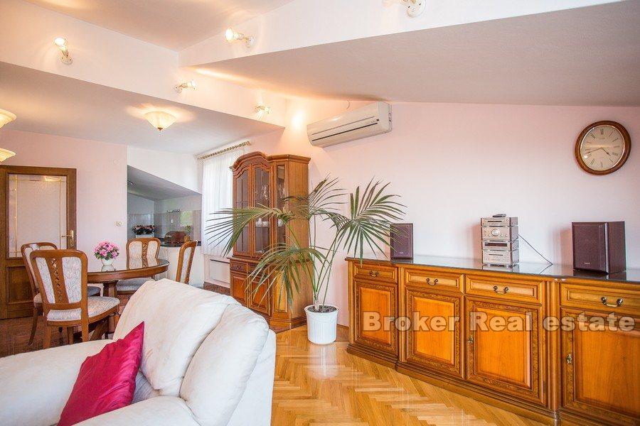 Split - Meje, elegantný strešný apartmán s 3 spálňami