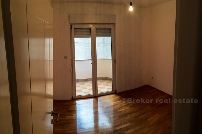 città di Spalato (Znjan), appartamento di tre camere da letto con garage