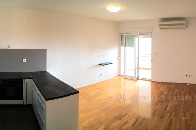 città di Spalato (Znjan), appartamento di tre camere da letto con garage