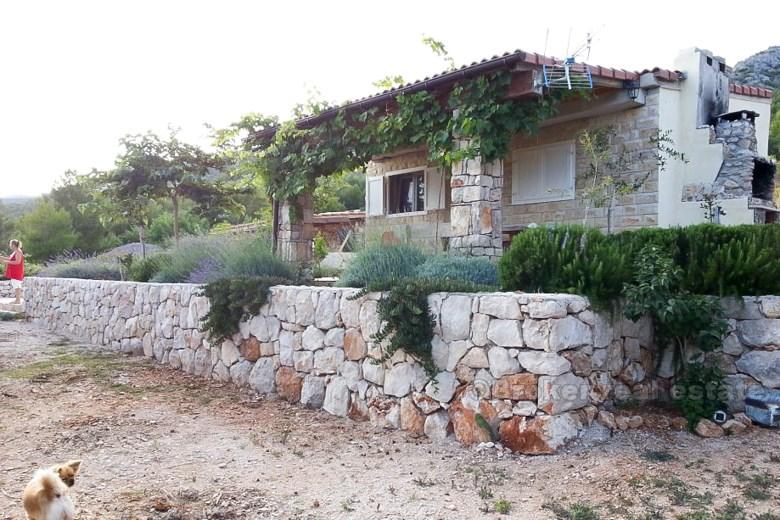 ostrov Hvar. Dva domy