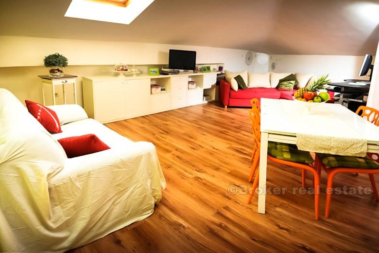 Split. U potkrovlju manje kamene kuće, apartman na prvom katu
