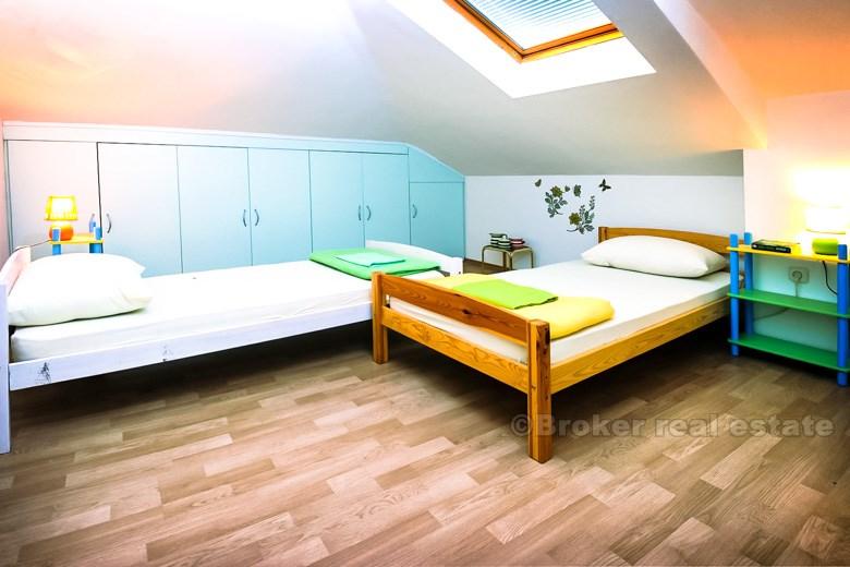 Split. U potkrovlju manje kamene kuće, apartman na prvom katu