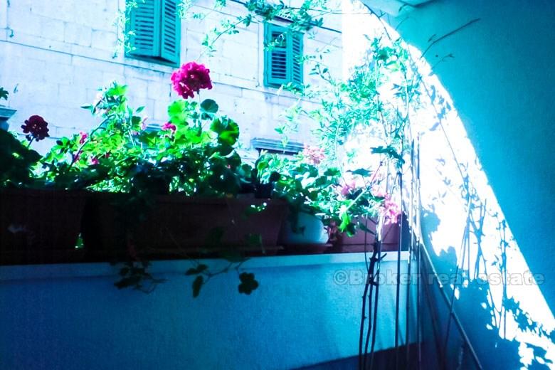 Split. U potkrovlju manje kamene kuće, apartman na prvom katu