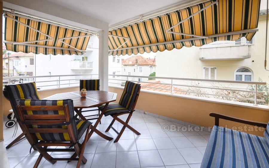 Split city, two-bedroom apartment