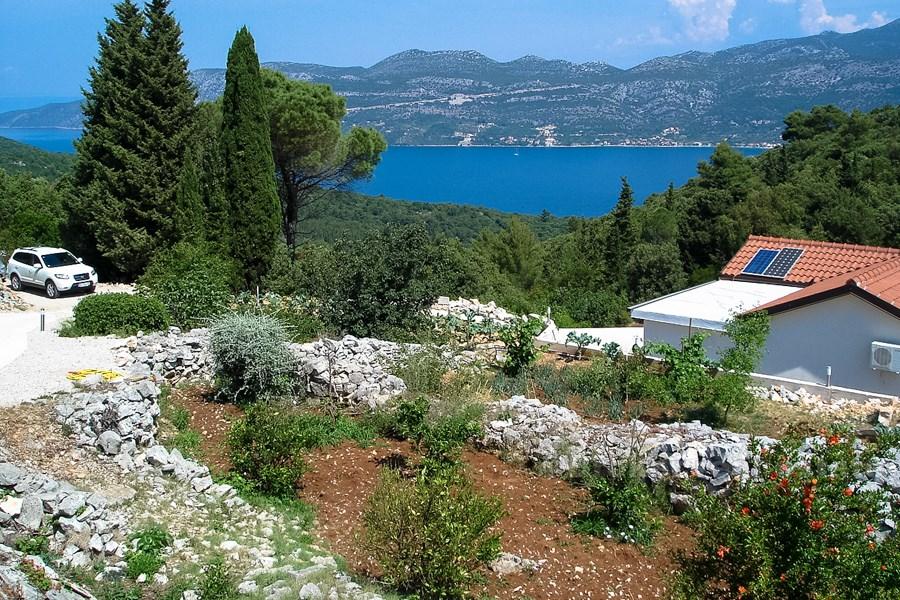 ostrov Korčula, vzdálená farma s výhledem na moře