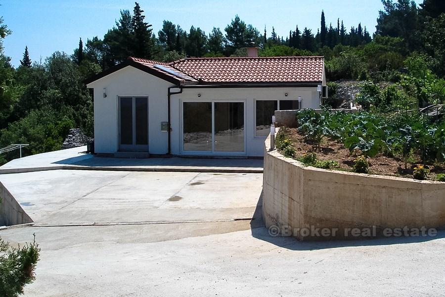 wyspa Korčula, odległe gospodarstwo z widokiem na morze