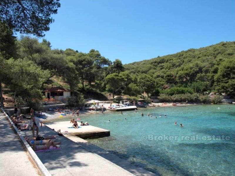 Øya Brac, hus ved sjøen