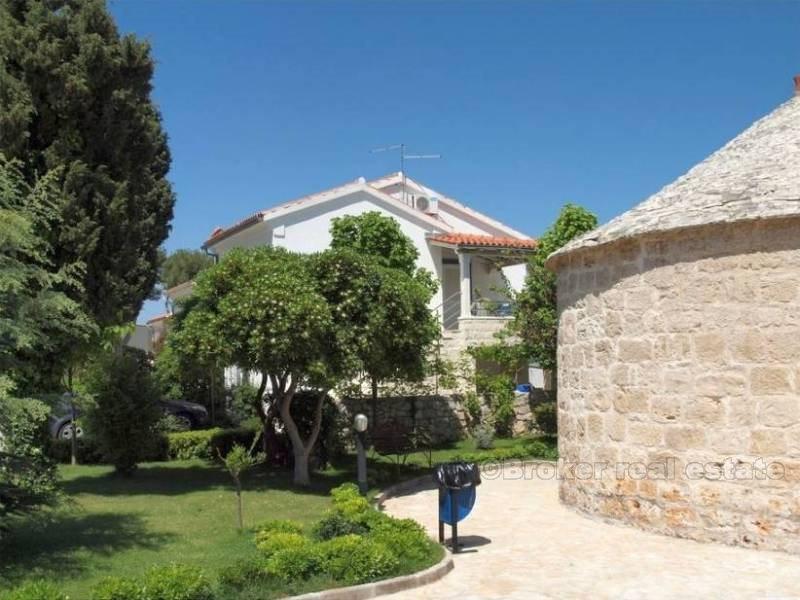 Øya Brac, hus ved sjøen