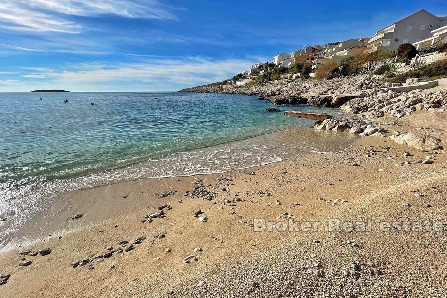 Рядом Rogoznica, недостроенный дом в первом ряду от моря