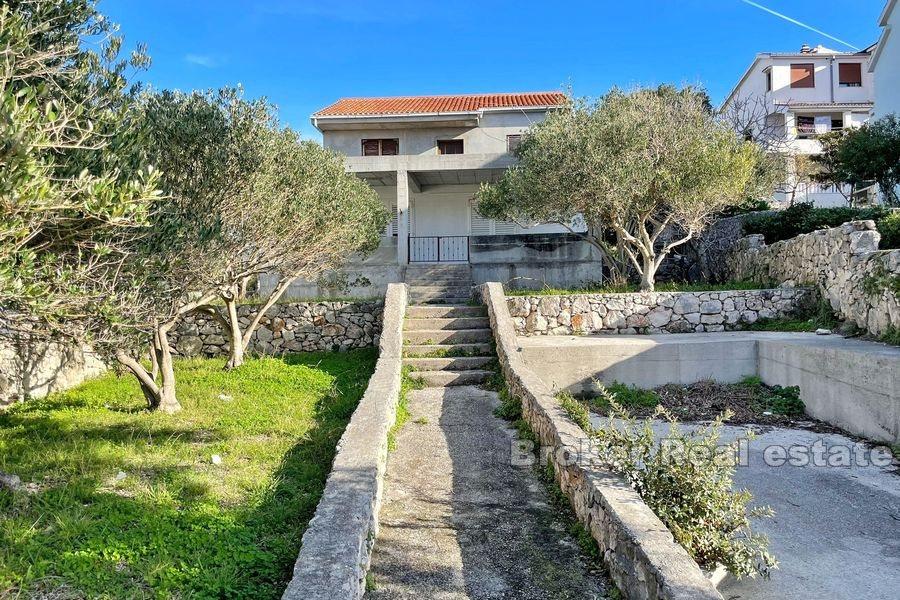 U blizini Rogoznice, nedovršena kuća u prvom redu do mora