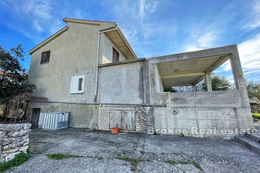 U blizini Rogoznice, nedovršena kuća u prvom redu do mora