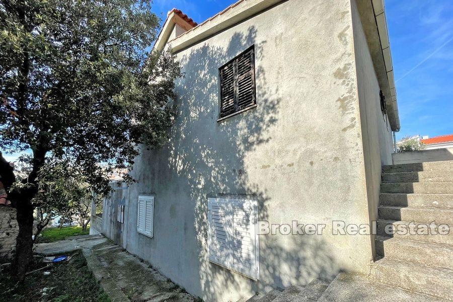 Blízko Rogoznice, nedokončený dom v prvom rade k moru