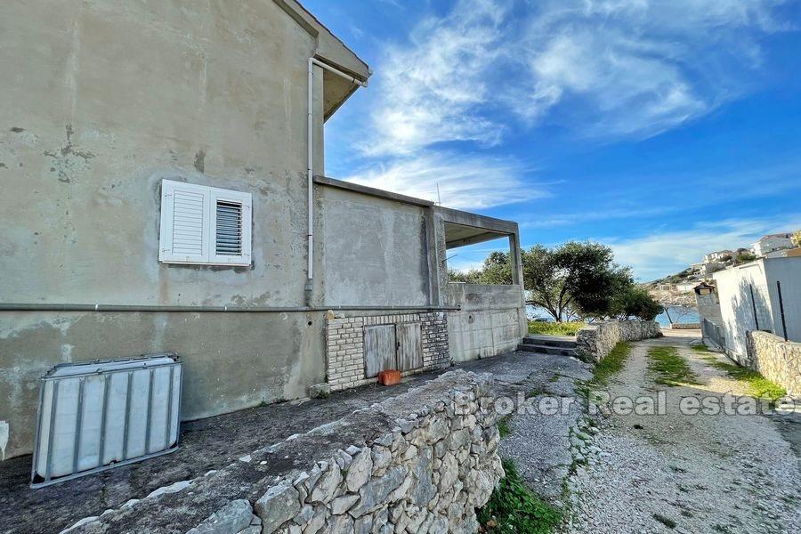 Blízko Rogoznice, nedokončený dom v prvom rade k moru