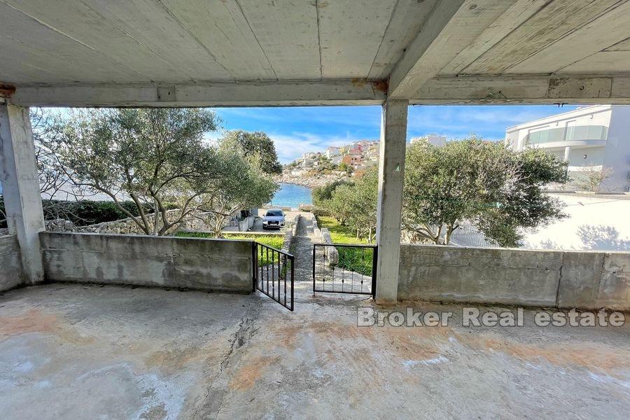 Blízko Rogoznice, nedokončený dom v prvom rade k moru