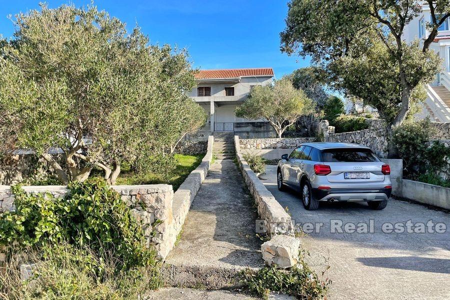 Blízko Rogoznice, nedokončený dom v prvom rade k moru