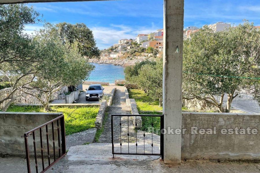 Blízko Rogoznice, nedokončený dom v prvom rade k moru