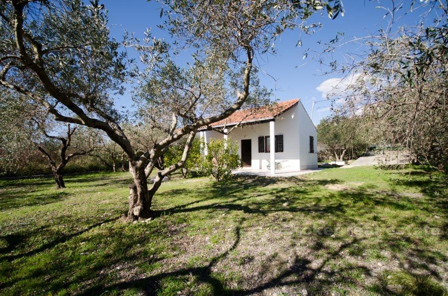 Kastela, dom s veľkou stavebnou pôdou