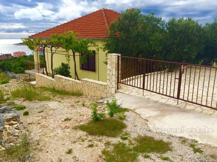 Vicino a Rogoznica, casa con vista panoramica