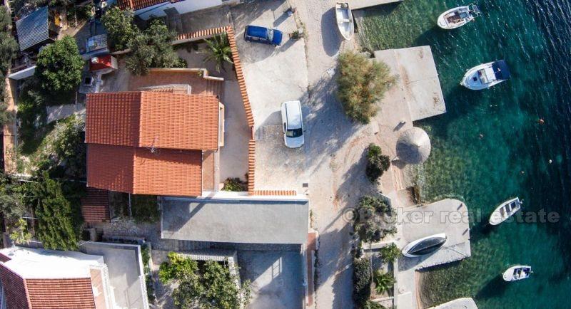 près de Rogoznica, belle et charmante maison en bord de mer