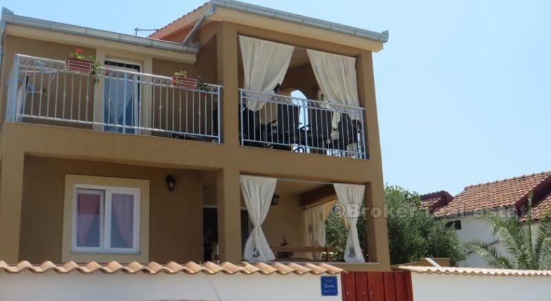 près de Rogoznica, belle et charmante maison en bord de mer