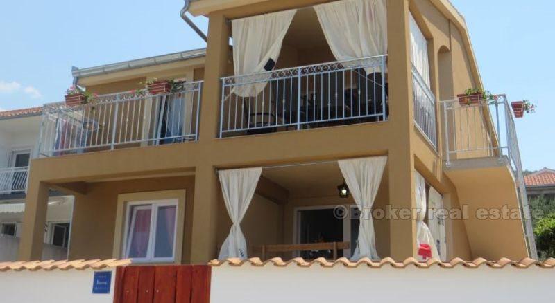 près de Rogoznica, belle et charmante maison en bord de mer