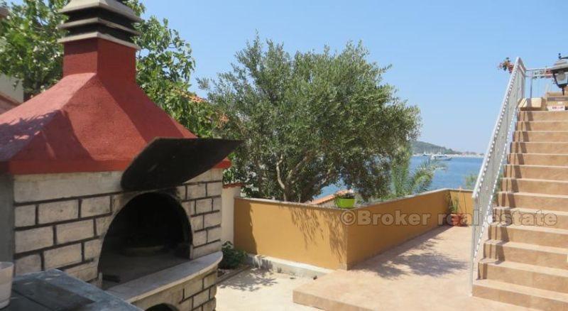 près de Rogoznica, belle et charmante maison en bord de mer