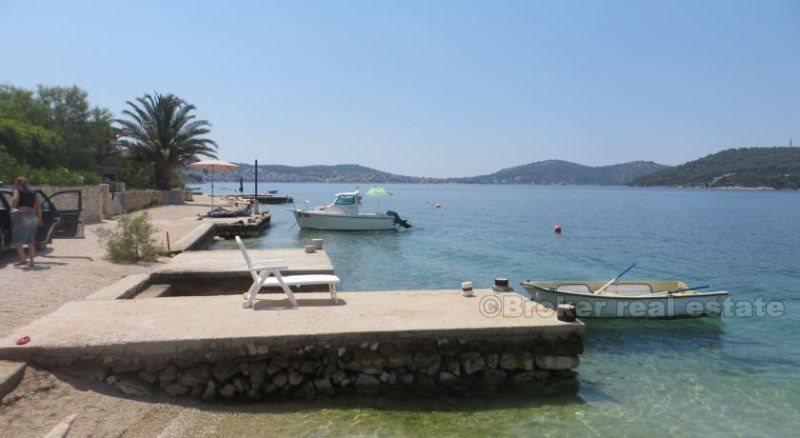 près de Rogoznica, belle et charmante maison en bord de mer