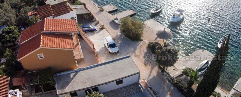 près de Rogoznica, belle et charmante maison en bord de mer