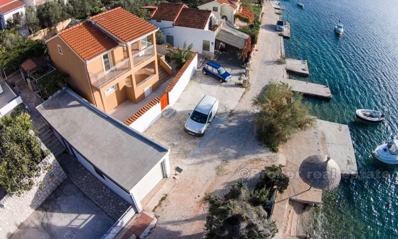 près de Rogoznica, belle et charmante maison en bord de mer